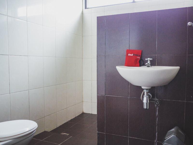 Reddoorz Near Taman Kota Lapang Merdeka Сукабуми Екстериор снимка