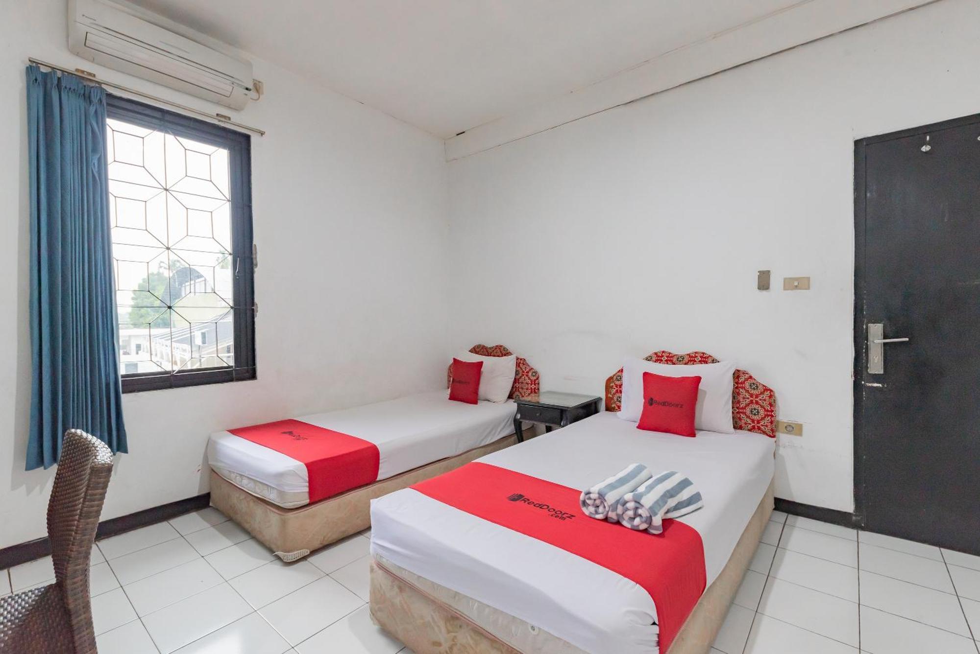 Reddoorz Near Taman Kota Lapang Merdeka Сукабуми Екстериор снимка