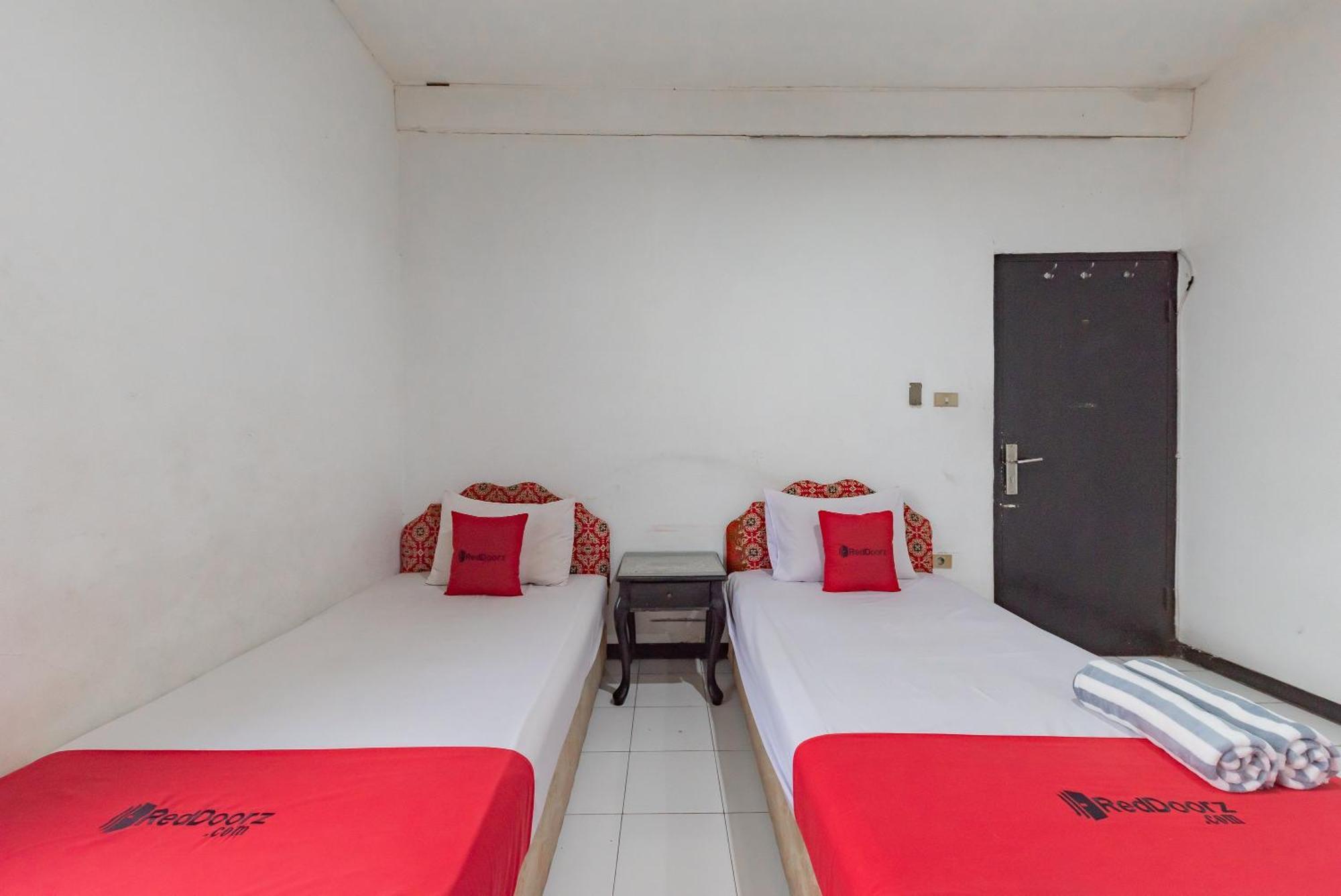 Reddoorz Near Taman Kota Lapang Merdeka Сукабуми Екстериор снимка