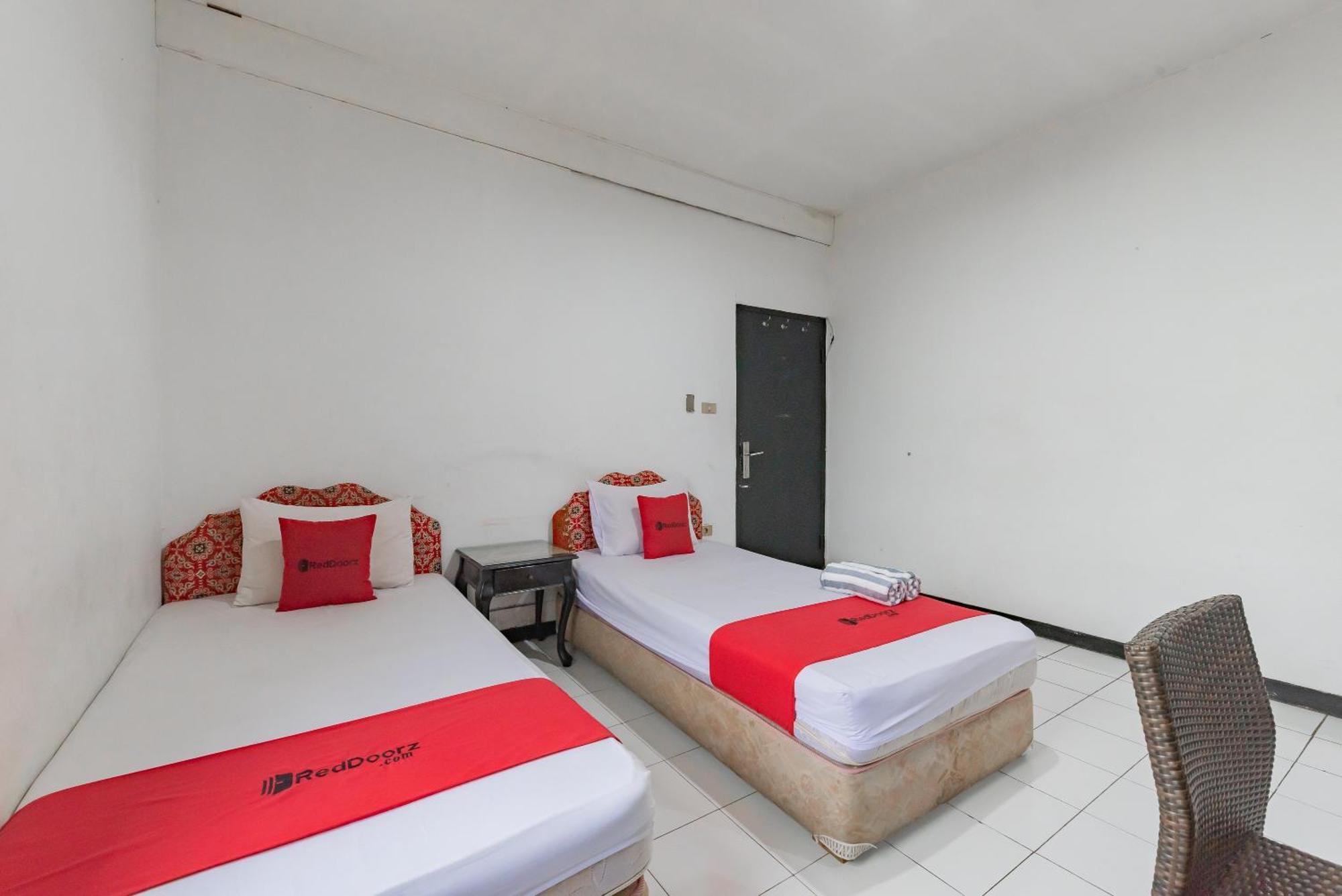 Reddoorz Near Taman Kota Lapang Merdeka Сукабуми Екстериор снимка