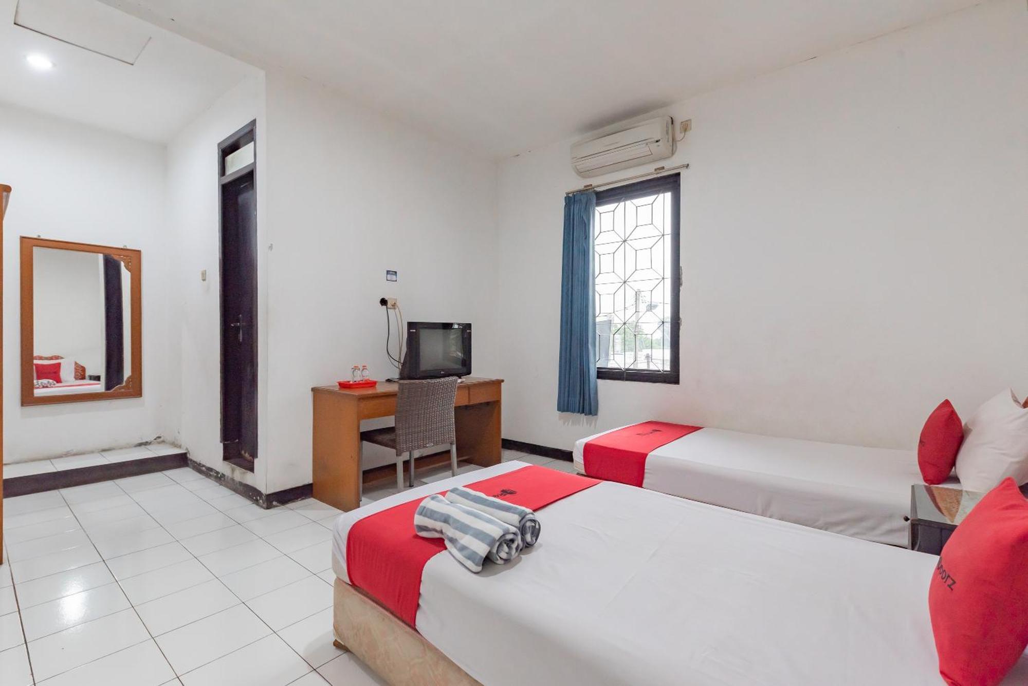 Reddoorz Near Taman Kota Lapang Merdeka Сукабуми Екстериор снимка