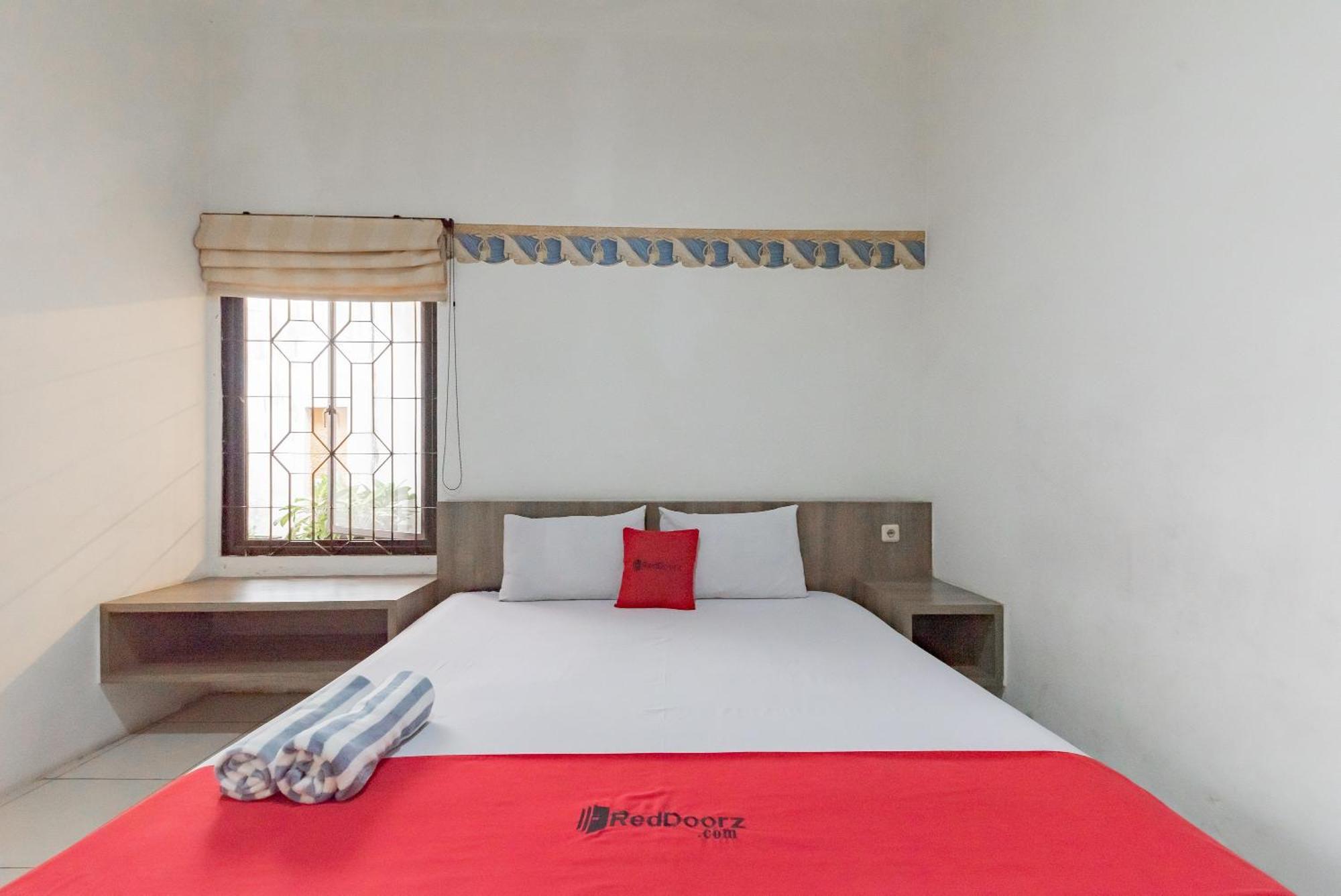 Reddoorz Near Taman Kota Lapang Merdeka Сукабуми Екстериор снимка