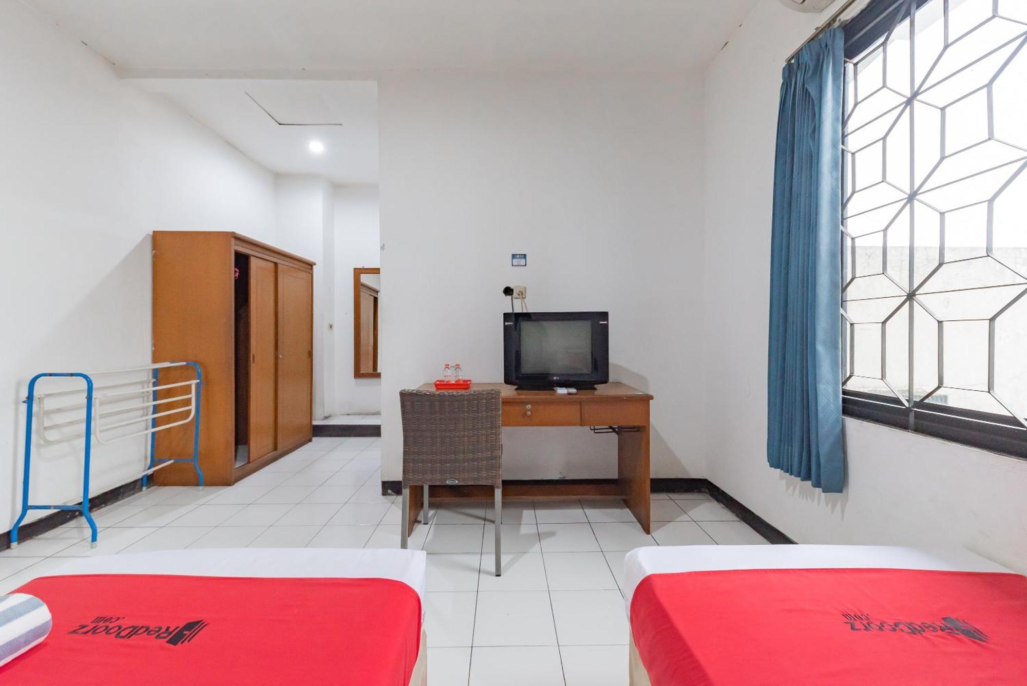 Reddoorz Near Taman Kota Lapang Merdeka Сукабуми Екстериор снимка
