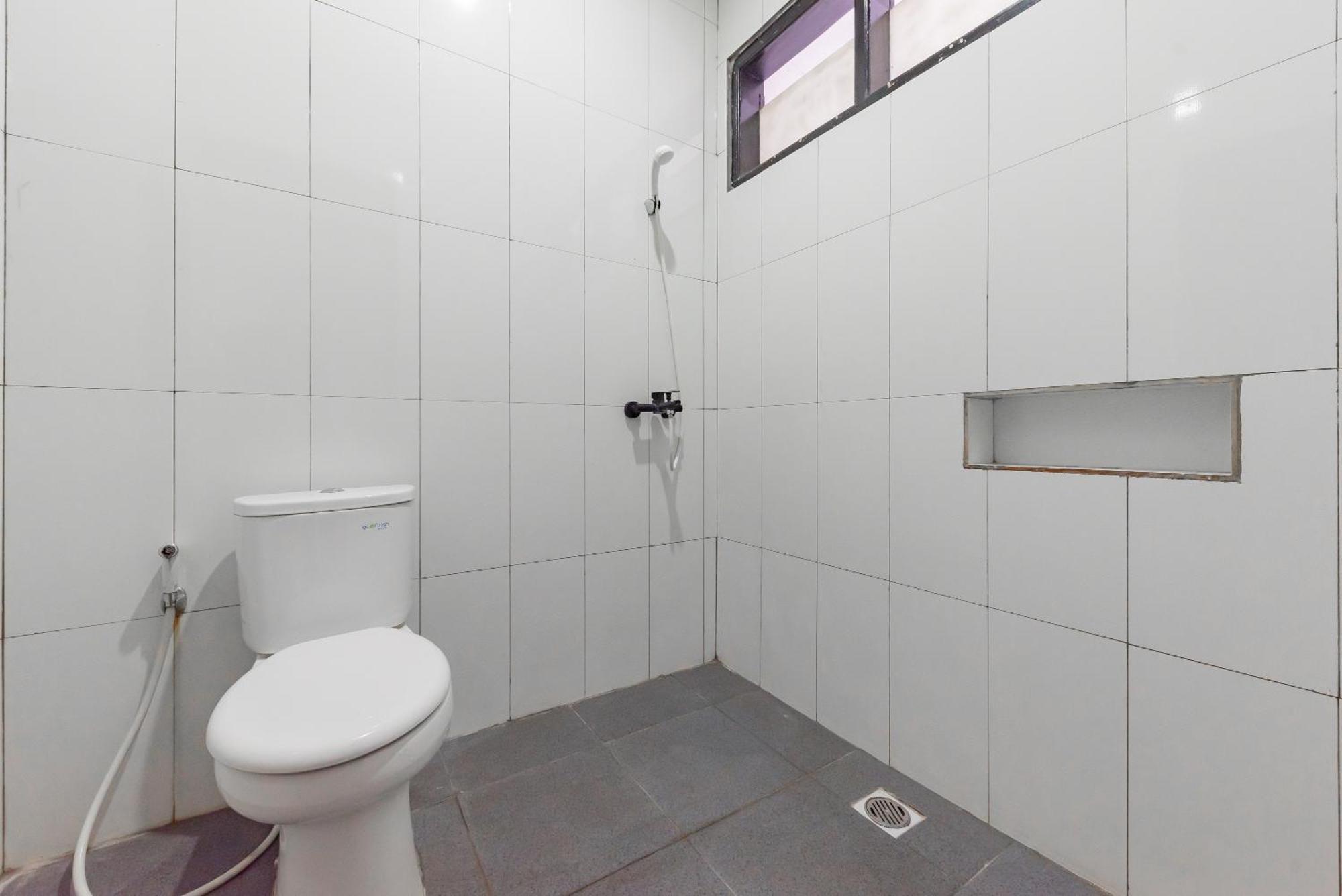 Reddoorz Near Taman Kota Lapang Merdeka Сукабуми Екстериор снимка