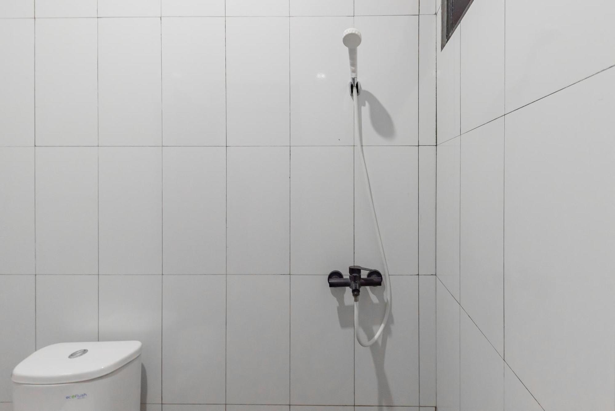 Reddoorz Near Taman Kota Lapang Merdeka Сукабуми Екстериор снимка