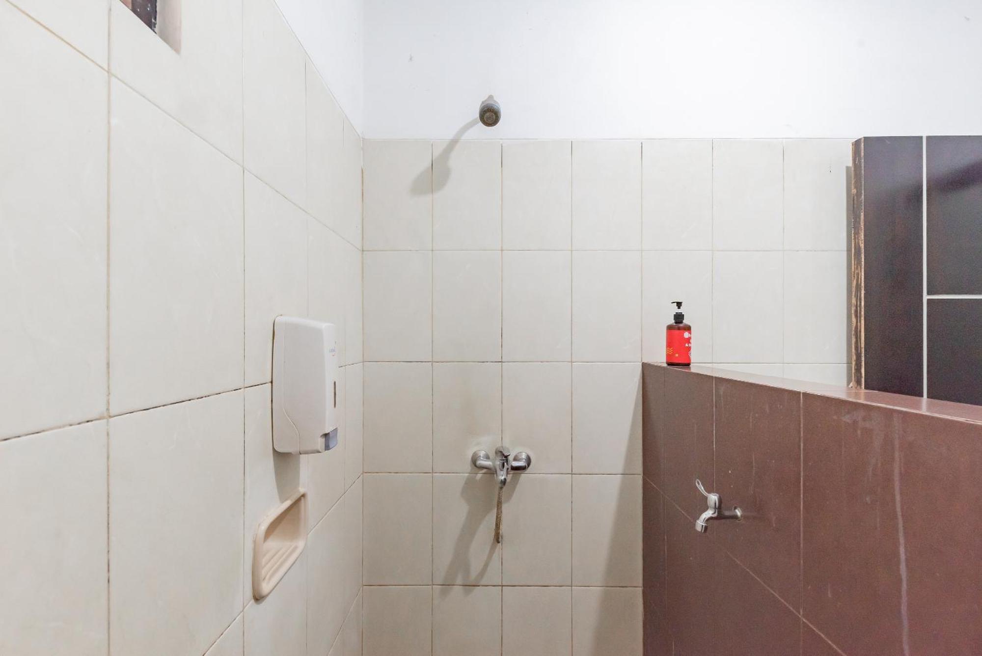 Reddoorz Near Taman Kota Lapang Merdeka Сукабуми Екстериор снимка