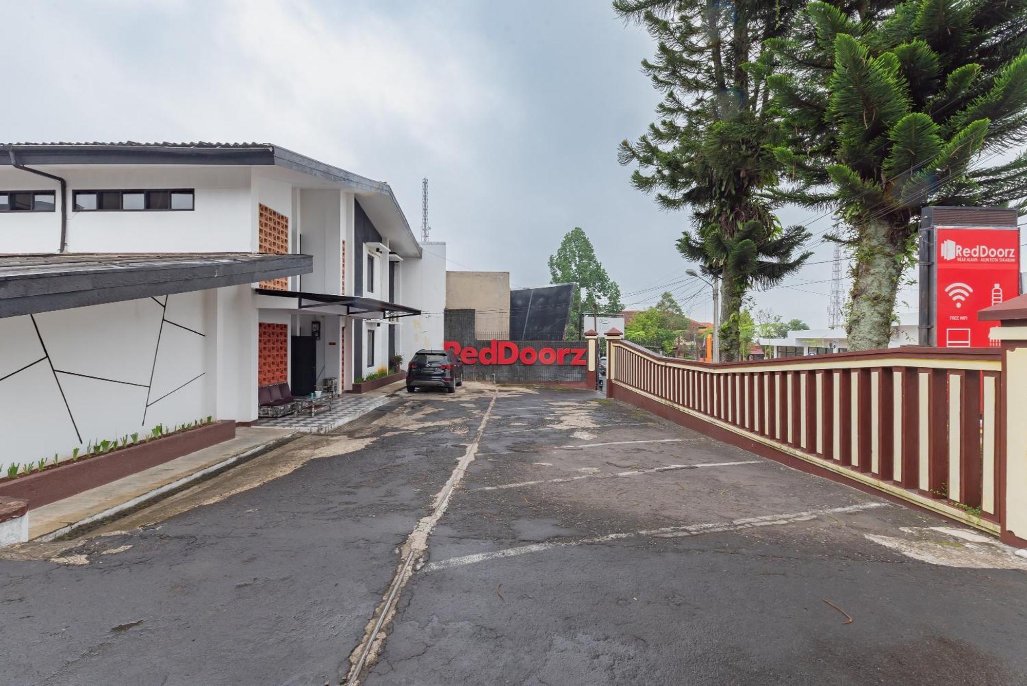 Reddoorz Near Taman Kota Lapang Merdeka Сукабуми Екстериор снимка