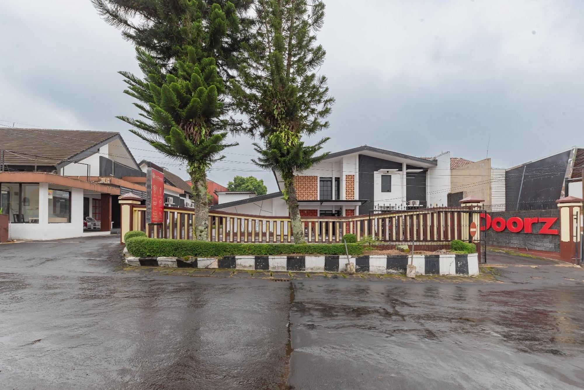 Reddoorz Near Taman Kota Lapang Merdeka Сукабуми Екстериор снимка