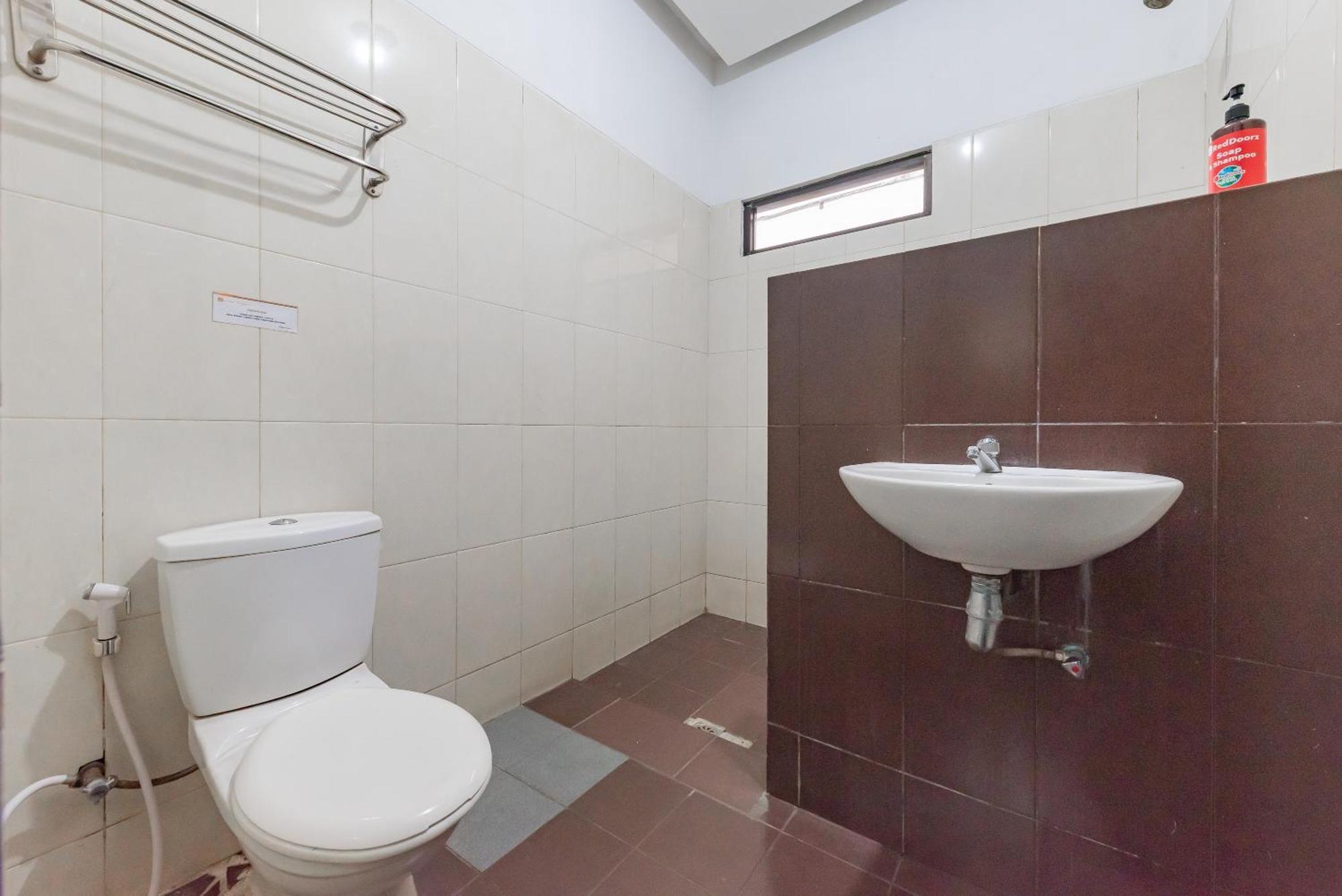 Reddoorz Near Taman Kota Lapang Merdeka Сукабуми Екстериор снимка