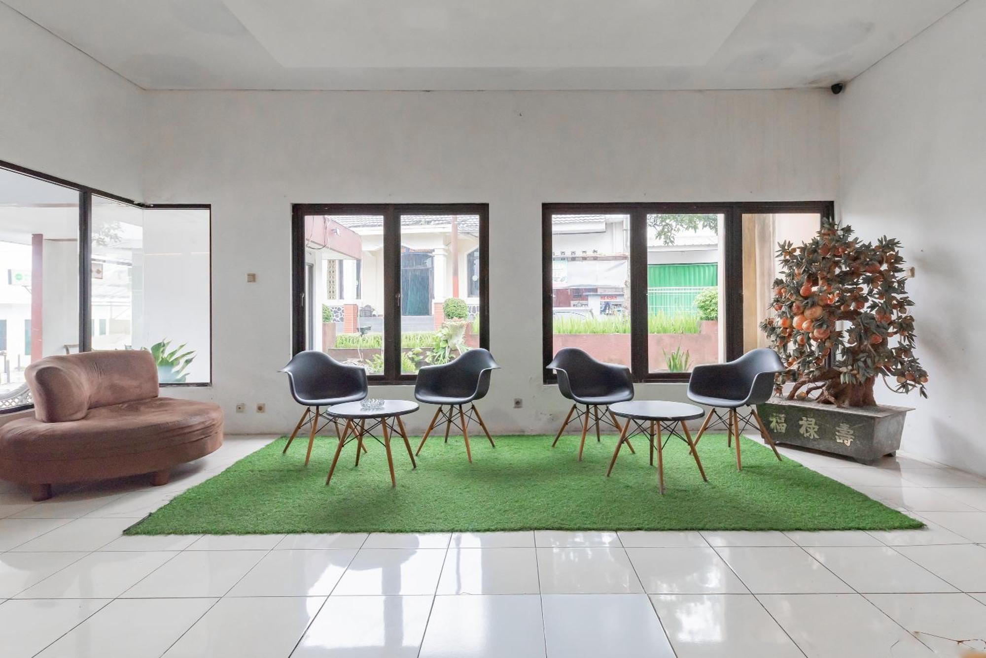 Reddoorz Near Taman Kota Lapang Merdeka Сукабуми Екстериор снимка