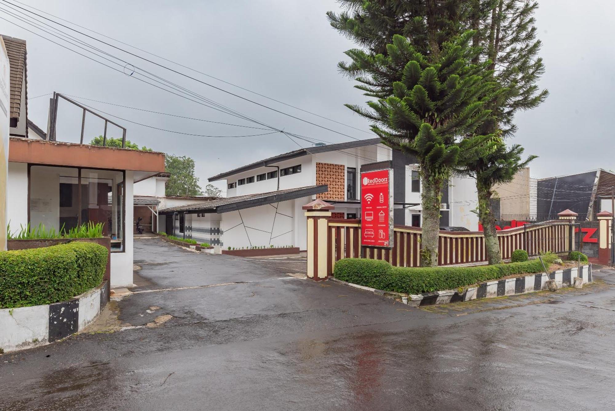 Reddoorz Near Taman Kota Lapang Merdeka Сукабуми Екстериор снимка